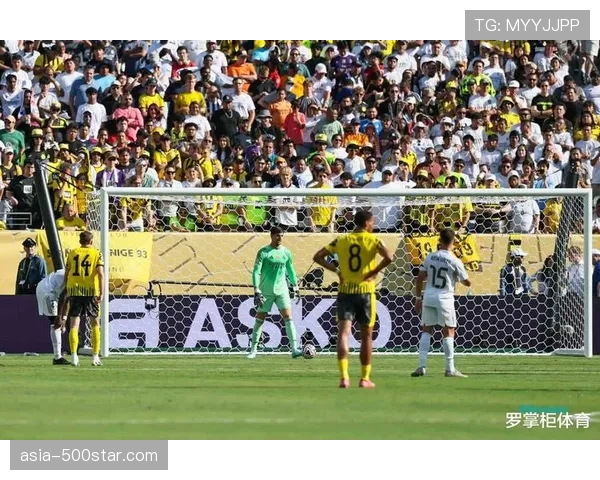 法甲赛场出现暖心一幕，球迷冲入场内拥抱姆巴佩被安全带离